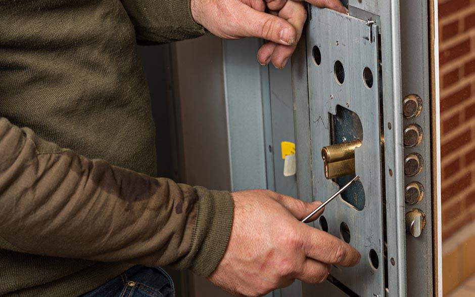 ouvrir porte claquée avec carte Lardy