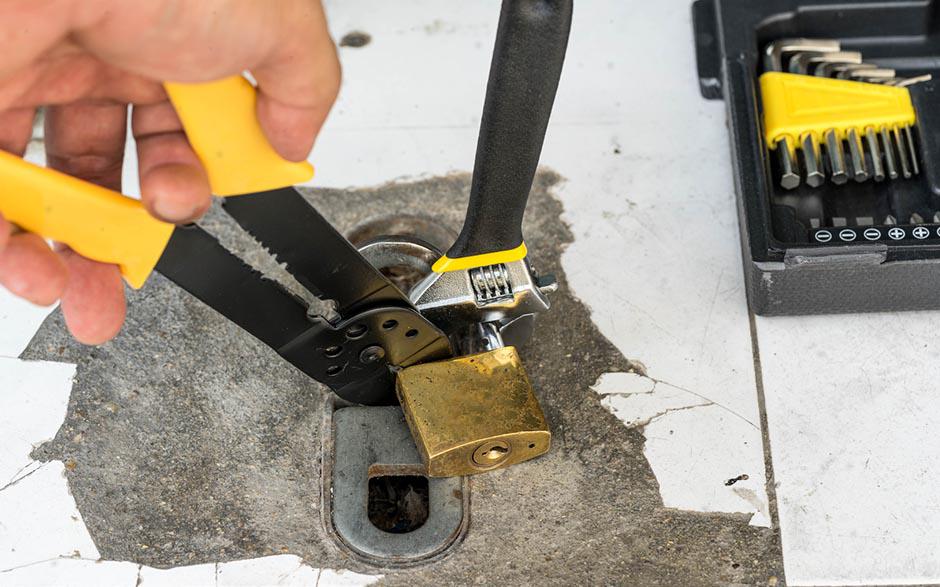 ouvrir une porte de garage basculante sans clef Paris 19